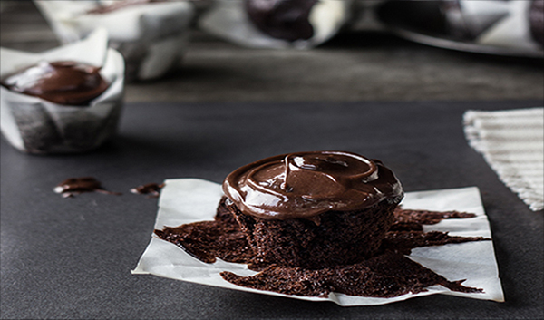 100-Calorie-Chocolate-Cupcakes-with-Chocolate-Cream-Cheese-Icing-title