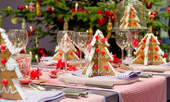 interior-interior-design-ideas-stunning-pink-christmas-table-decoration-with-tree-shaped-gingerbread-and-red-ribbon-wonderful-table-decoration-idea