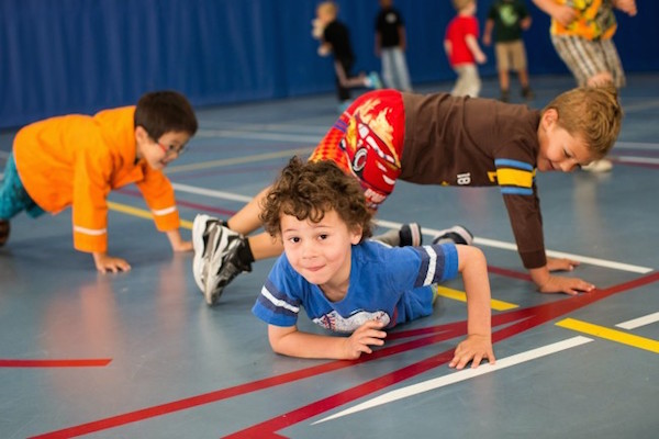 παιδιά αθλούνται