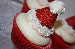 Strawberry-Santa-Hat-Christmas-Cupcakes (3)